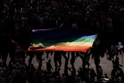 Manifestantes sostienen una gran bandera del arcoíris. 'Frente al odio: Visibilidad, Orgullo y Resiliencia' ha sido el lema de esta edición.