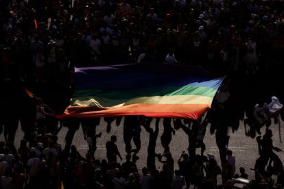 Manifestantes sostienen una gran bandera del arcoíris.  'Frente al odio: Visibilidad, Orgullo y Resiliencia' ha sido el lema de esta edición. 