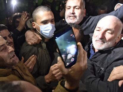 El periodista Khaled Drareni, con mascarilla, a la salida de la cárcel de Kolea, este viernes al oeste de Argel.