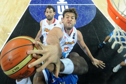 Marc Gasol trata de capturar un rebote durante el partido contra Grecia.