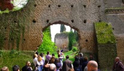 Una de las ruinas en el Jardín de Ninfa.