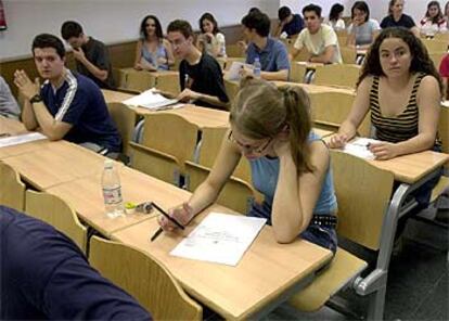 Estudiantes madrileños antes de comenzar su primer exámen.