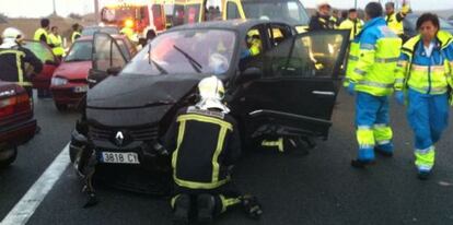 Bomberos y sanitarios en el lugar del accidente en la M-50.