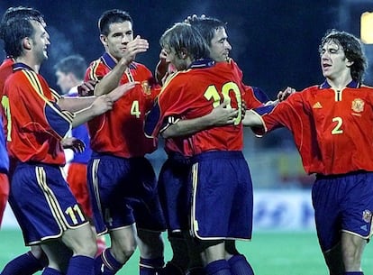 De izquierda a derecha, Joseba Etxeberria, David Albelda , Gaizka Mendieta, Raúl González y Carles Puyol celebrando el gol de Raúl, durante el partido de la fase clasificatoria (2001) de la Copa del Mundo 2002, disputado contra la selección de Liechtenstein en Vaduz. El partido acabó 0- 2.. Puyol debutó por primera vez con la selección en noviembre del 2000.