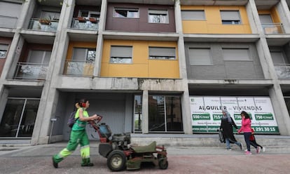 Bloque de viviendas de alquiler social vendidas al fondo buitre Fidere (Blackstone) en la etapa municipal de Ana Botella ubicado en el barrio madrileño Carabanchel.
 