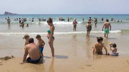 Turistas en una playa de Benidorm este verano.