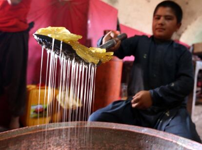 Un joven afgano prepara un dulce tradicional conocido como 'Jalabí', el primer día de Ramadán, en Herat.