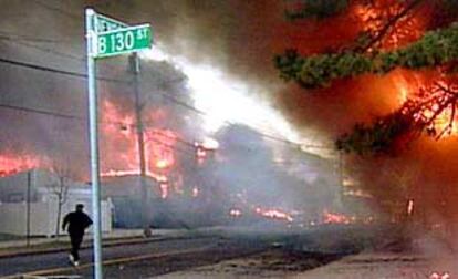 Fuego en las calles del barrio de Queens, en nueva York, en el lugar en el que se estrelló el avión.