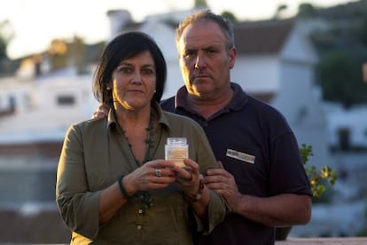 Gabriela Gonz&aacute;lez and Fernando Amador with the jar the police claimed contained narcotics. 