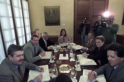 Los miembros de la Mesa del Parlamento, ayer, antes de la primera reunión de la legislatura.