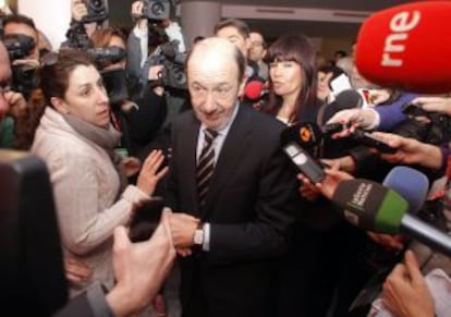 El exvicepresicente Alfredo Pérez Rubalcaba, a su llegada al congreso.