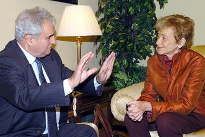 La vicepresidenta María Teresa Fernández de la Vega recibe en su despacho al Defensor del Pueblo, Enrique Múgica.