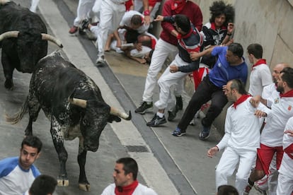 Los toros de Victoriano del Río durante la carrera a su paso por el tramo de Santo Domingo.