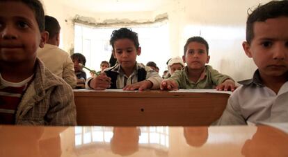 Clase en una escuela dañada por la guerra civil de Yemen.