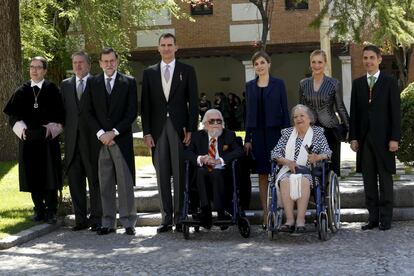 Su esposa, Socorro Gordillo, lo acompañaba en algunos de sus viajes. En la imagen, posa junto a él en la visita a los reyes de España y el Primer Ministro Mariano Rajoy.