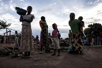 Algunos refugiados en el mercado de un campamento para personas internamente desplazadas el 20 de marzo de 2018 en Kalemie (República Democrática del Congo).