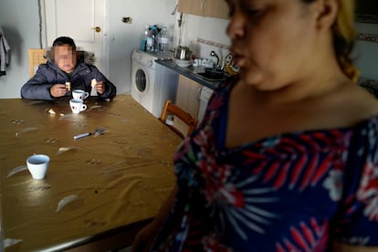 Carmen Manzano junto a su hijo Jesús en la chabola en la que viven.