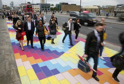 Instalación artística del movimiento 'Spark Your City' en el puente de Londres. La obra de colores ha sido creada con la intención de despertar la alegría en la vida cotidiana de la ciudad.