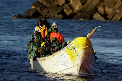 Migrantes en el cayuco que ha llegado este lunes al Puerto de La Restinga, en El Hierro.
