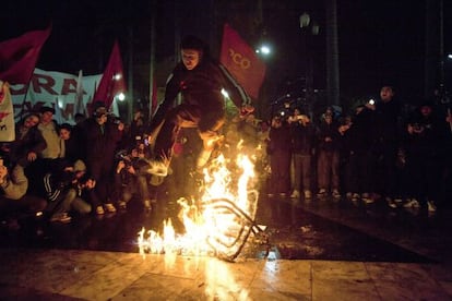 Manifestantes prenden fuego a la registradora de un autobús este miércoles en Sao Paulo.