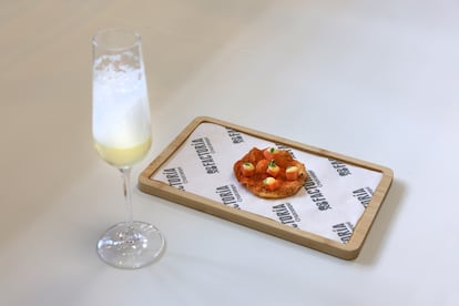 Aperitivo frío: 'Champantojo' de gazpacho; Torta con dados de atún.