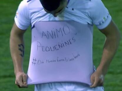 Instante en el que Jona enseña su camiseta.