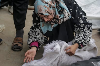 Una mujer llora ante el cadáver de un familiar tras un ataque aéreo israelí sobre Deir Al Balah, al sur de la franja de Gaza, el pasado 23 de febrero. 
