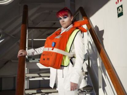 Daniela, una de las bailarinas del crucero, preparada para la acción.