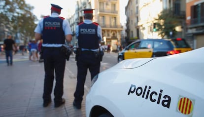 Una patrulla de los Mossos d'Esquadra en Barcelona, en una imagen de archivo