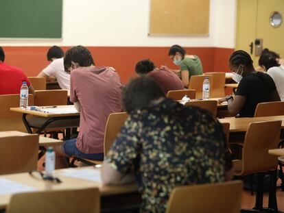 Estudiantes de la rama de Ciencias se examinan de las pruebas de la EvAU en la Universidad Rey Juan Carlos, en Móstoles.