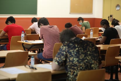 Varios estudiantes se examinan en 2020 de las pruebas de la Evaluación de Acceso a la Universidad, en las instalaciones de la Rey Juan Carlos en Móstoles.