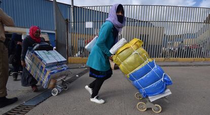 Al día, hasta 4.000 porteadores pasan la frontera para transportar mercancías; los lunes y miércoles están reservados a mujers y los martes y jueves a hombres.