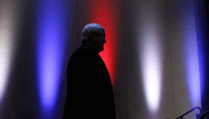 El candidato republicano, Newt Gingrich, llega a un mitín nocturno en Des Moines, Iowa.
