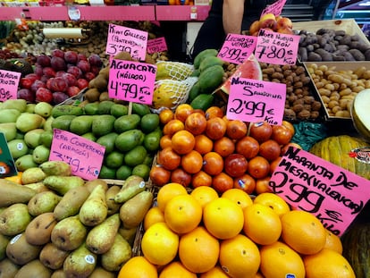 Puesto con frutas y hortalizas en un mercado de Madrid, el pasado 14 de abril.