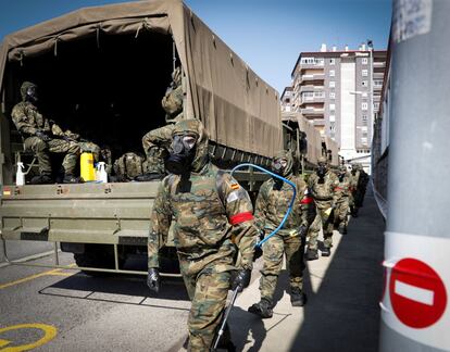 Efectivos del Ejército tras desinfectar la estación de tren de Irún (Gipuzkoa).