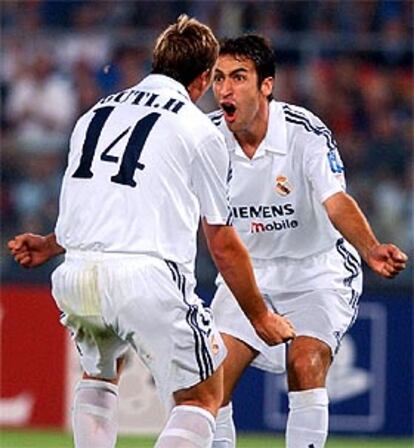 Guti y Raúl celebran uno de sus goles.