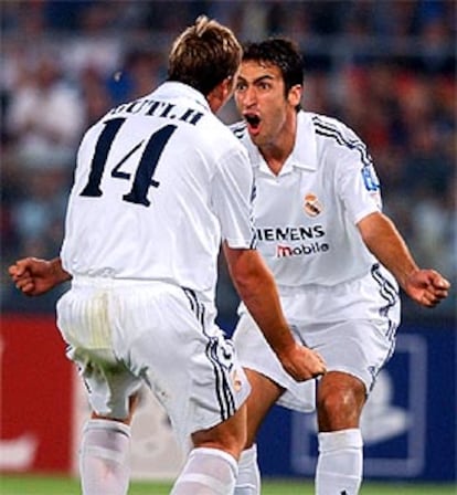 Guti y Raúl celebran uno de sus goles.