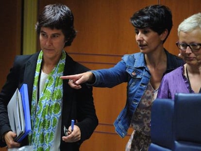 Portavoces de la Fundación Egiari Zor, junto a la presidenta de la comisión parlamentaria de Derechos Humanos