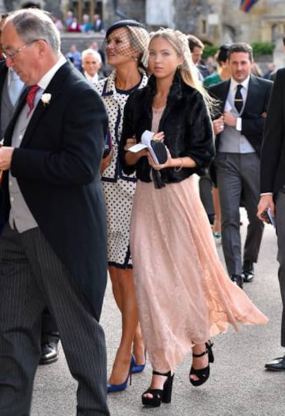 Lila Moss, con su madre, en la boda de Enrique de Inglaterra.