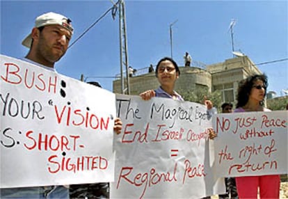 Un grupo de palestinos protesta en Ramala durante la reunión entre Arafat y Tenet.