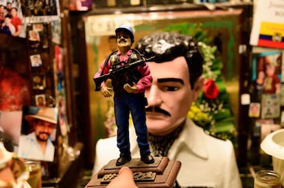 Una figura de El Chapo acompañada del busto de Jesús Malverde, el santo de los narcotraficantes en su capilla en Culiacán, Sinaloa.