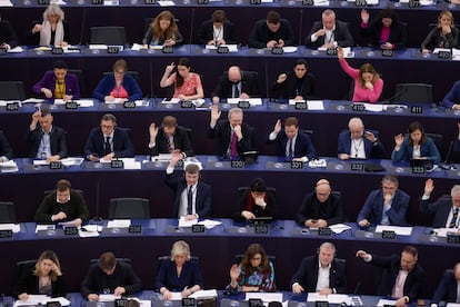 Miembros de la Eurocámara votan el reglamento europeo de la Inteligencia Artificial en el Parlamento Europe, este miércoles.