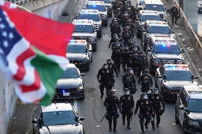 Los momentos de tensión los protagonizó la policía de Los Ángeles. “Por la presente declaro que esta reunión es ilegal, todas las personas deben dispersarse inmediatamente, de lo contrario serán arrestadas”, amenazaba un policía en español desde una patrulla.