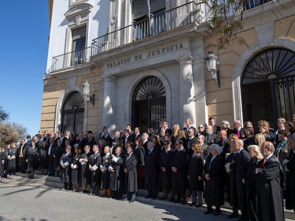 Magistrados y jueces de la Audiencia de Cádiz, el 14 de noviembre de 2023 durante una concentración de protesta contra el acuerdo entre el PSOE y Junts para la investidura de Pedro Sánchez.