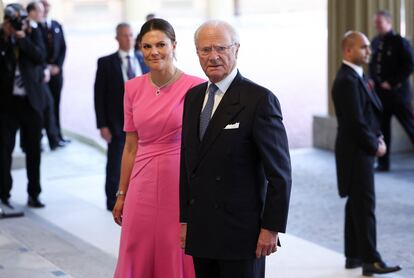 El rey Carlos Gustavo de Suecia y su hija y heredera al trono, la princesa Victoria, han sido de los primeros 'royals' en llegar al palacio de Buckingham para la recepción de la coronación. A la cena de la noche de este viernes han sido invitados solo algunos de los 2.000 asisentes que acudirán el sábado a la ceremonia en la abadía de Westminster.