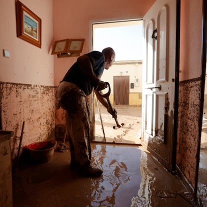 RIBA-ROJA (VALENCIA), 01/11/2024.- Un hombre retira el lodo acumulado en el interior de su vivienda en la Masía del Oliveral, en Riba-Roja, este viernes. La búsqueda de desaparecidos, la identificación de víctimas mortales, las tareas de limpieza y la reparación de infraestructuras continúan tres días después de las inundaciones que han asolado la provincia de Valencia, en una jornada en la que el Gobierno envía a 500 militares más, que se sumarán a las 1.200 efectivos de la Unidad Militar de Emergencias (UME), para actuar en Utiel, Requena, Riba-roja, Torrent, Paiporta y Algemesí. EFE/ Manuel Bruque
