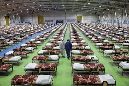 El ejército iraní montó en 48 horas el hospital de emergencia en el Centro Internacional de Exposiciones y congresos de Teherán (Irán). Cuenta con 2.000 camas para pacientes con síntomas leves, tres unidades de cuidados intensivos y varias salas de aislamiento. Foto del 26 de marzo.