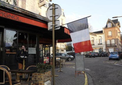 La venta de enseñas nacionales, que muchos han adoptado en sus perfiles en las redes sociales, ya registró un repunte tras los atentados yihadistas del pasado enero, que se cobraron 17 víctimas mortales. En la imagen, una bandera nacional francesa en una calle de París.