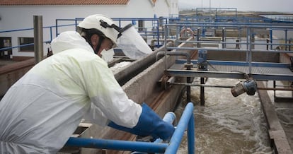 Un operario, en la depuradora de Barbate (Cádiz).