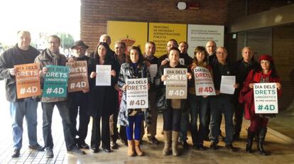 Representantes de la Plataforma por los derechos lingüísticos ante la Delegación del Gobierno.